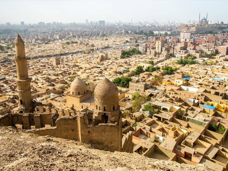 Der historische Friedhof mit Moschee und dem Mausoleum des Shahin Al-Khalwati mitten in Kairo.  