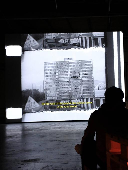 Ein Besucher betrachtet einen Film der Reihe "Tokyo Reels Film Festival" auf der Documenta.