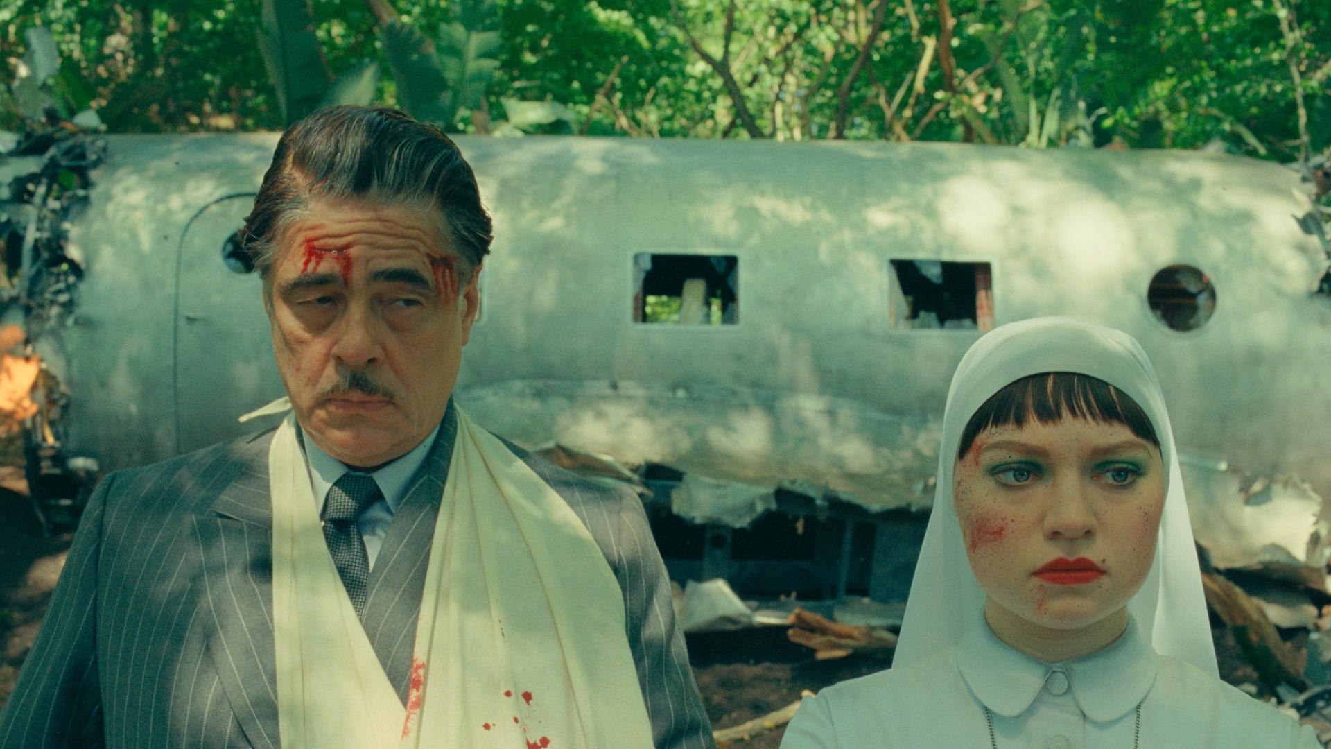 Benicio Del Toro als Zsa-Zsa Korda und Mia Threapleton als Liesl in "Der Phönizische Meisterstreich" von Regisseur Wes Anderson.