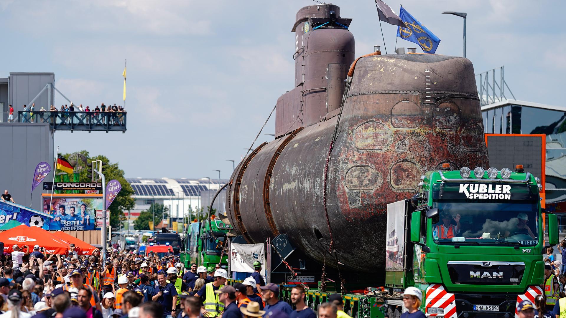 Das U-Boot U17 wird in Sinsheim zum Technik-Museum gefahren.