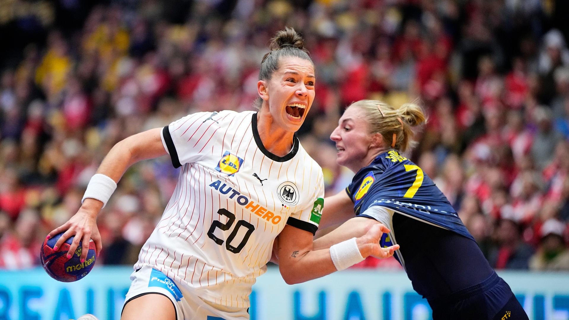 Die deutsche Handball-Nationalspielerin Emily Bölk versucht sich im Zweikampf mit Schwedens Linn Blohm durchzusetzen. 