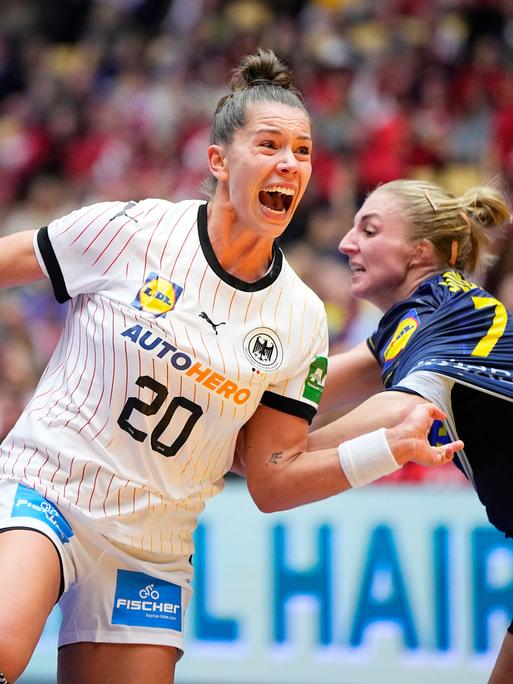 Die deutsche Handball-Nationalspielerin Emily Bölk versucht sich im Zweikampf mit Schwedens Linn Blohm durchzusetzen. 