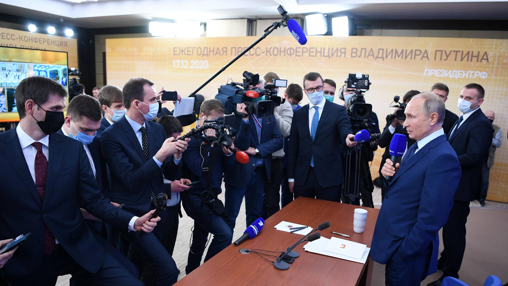 Wladimir Putin spricht im Rahmen der Endjahres-Pressekonferenz mit Journalisten. 