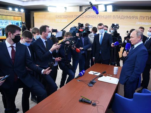 Wladimir Putin spricht im Rahmen der Endjahres-Pressekonferenz mit Journalisten. 
