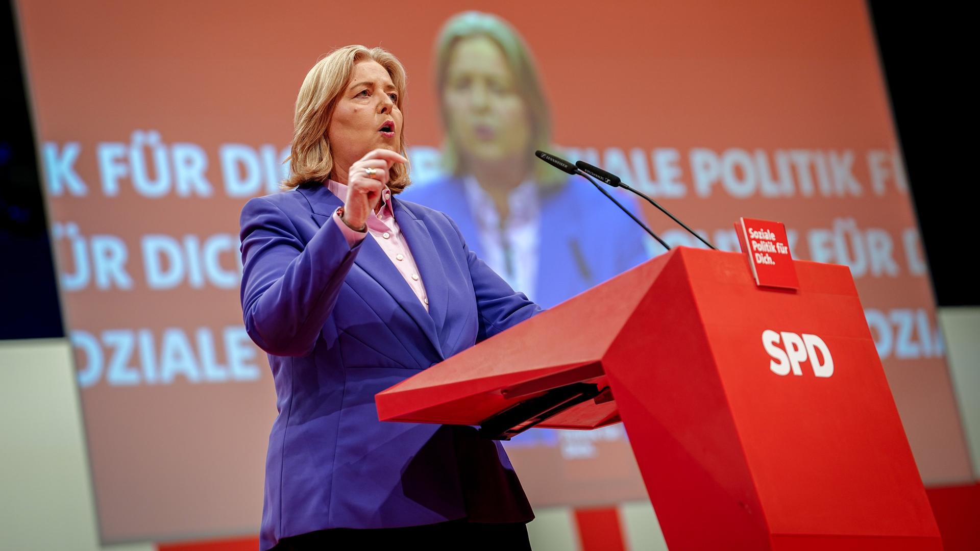 Bärbel Bas, Bundesministerin für Arbeit und Soziales, spricht beim SPD-Bundesparteitag. Bärbel Bas, Bundesministerin für Arbeit und Soziales, spricht beim SPD-Bundesparteitag.
