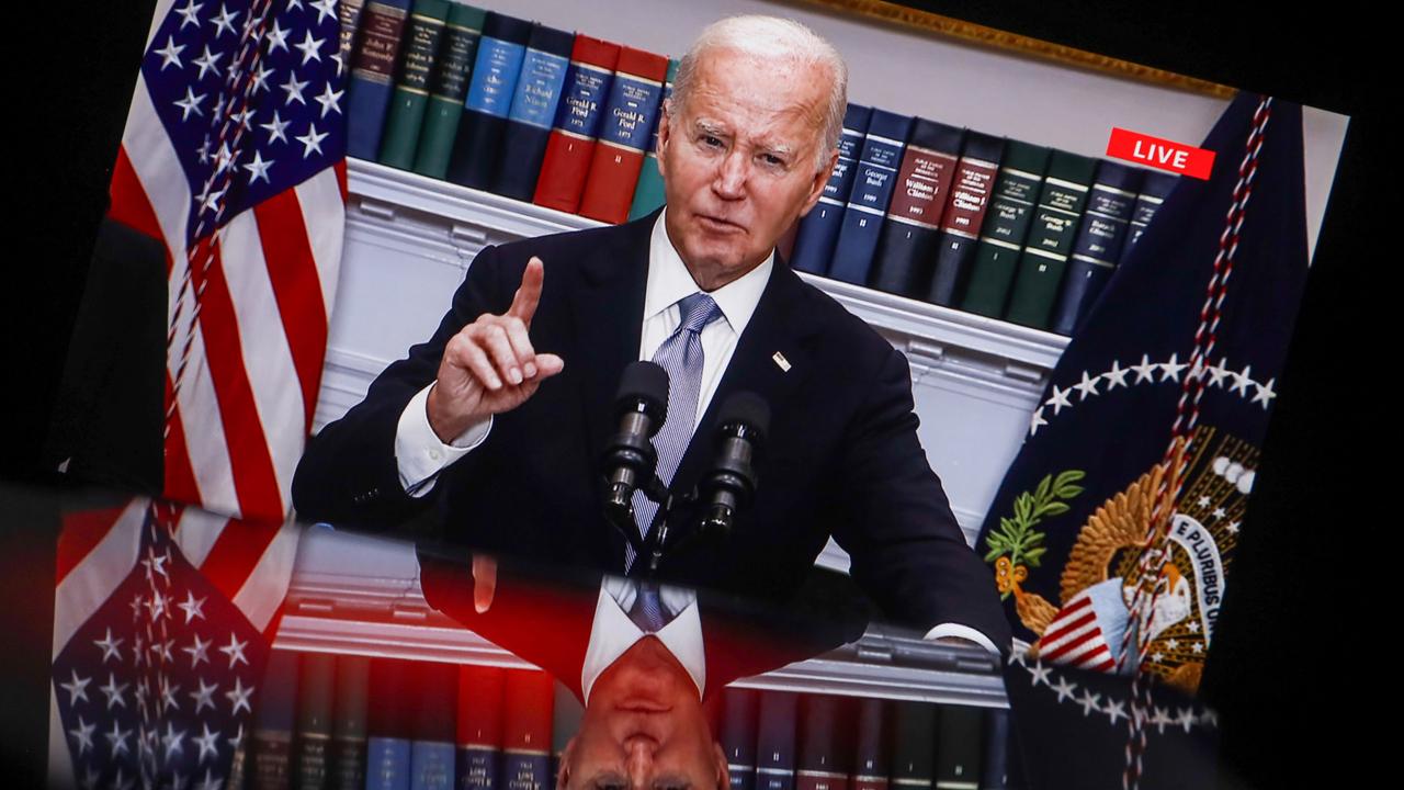 US-Präsident Joe Biden hält eine Rede. Im Hintergrund ist eine Bücherregal zu sehen.
