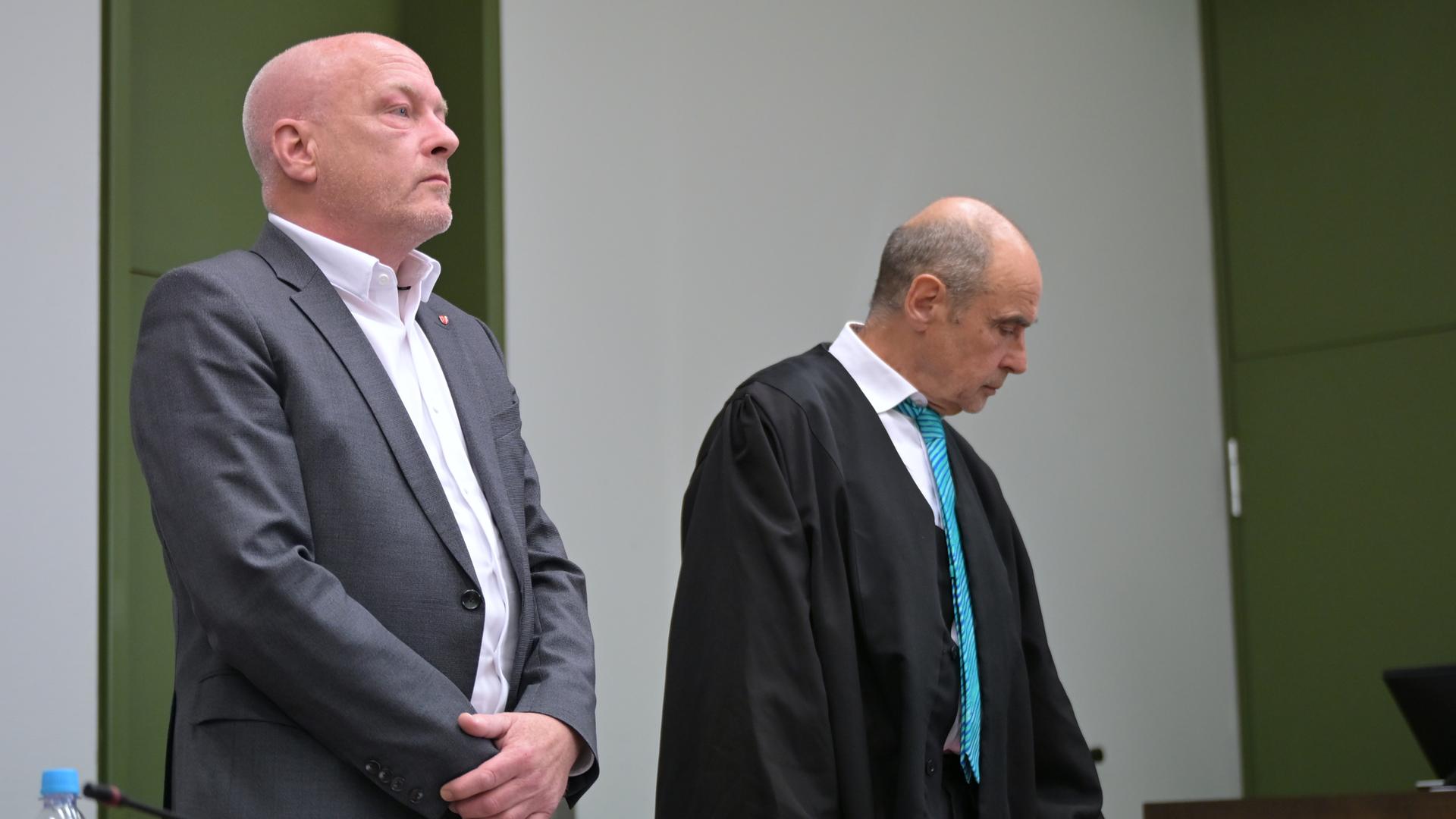 Joachim Wolbergs, früherer Oberbürgermeister von Regensburg, steht im Verhandlungssaal neben seinem Verteidiger Peter Witting. 