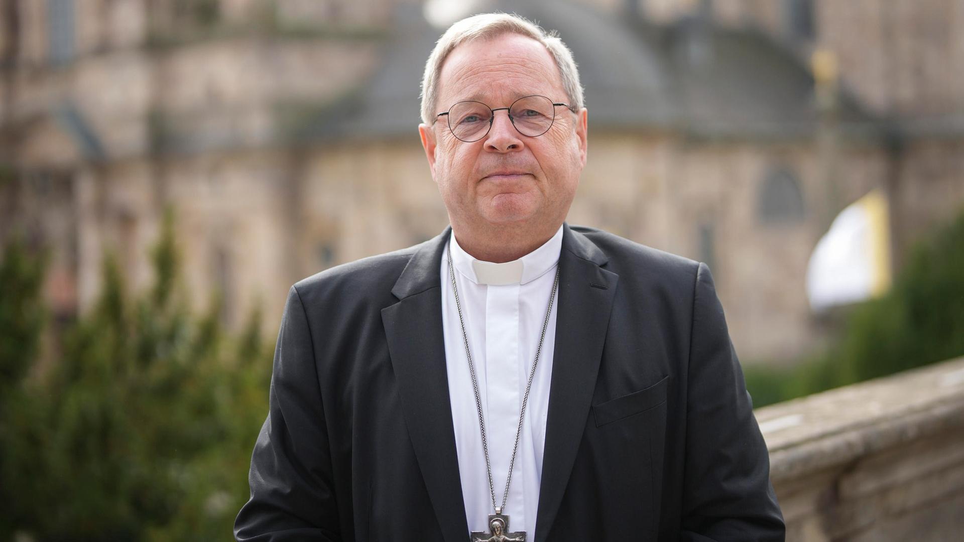 Der katholische Bischof Georg Bätzing steht vor dem Dom in Fulda 