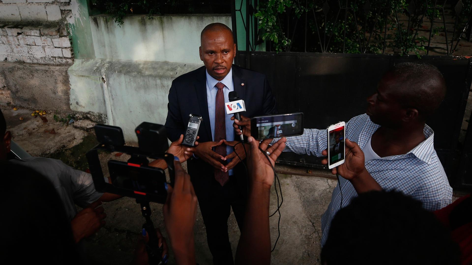 Der ehemalige haitianische Senator Cassy spricht mit Journalisten.