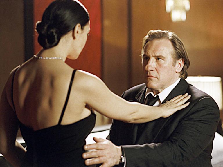 Gerard Depardieu und Monica Bellucci in einer Filmszene von "Wie sehr liebst du mich?", 2005.
      