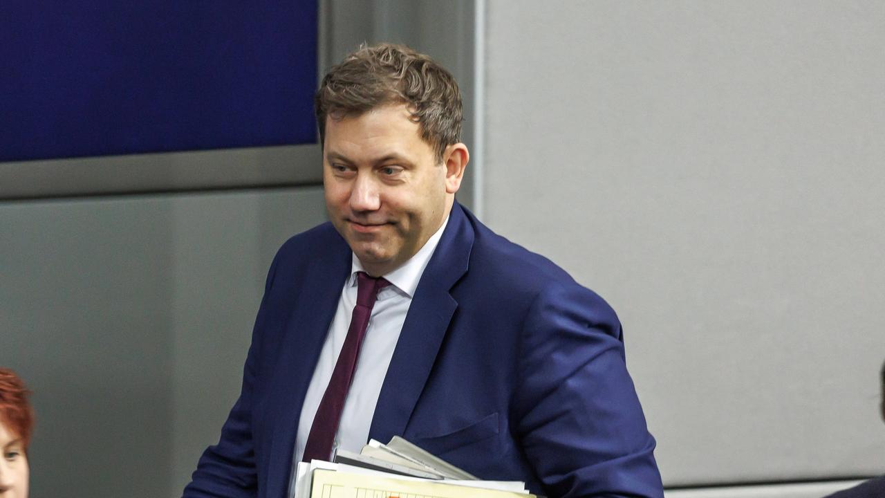 Lars Klingbeil (SPD), Bundesfinanzminister, bei der Plenarsitzung im Deutschen Bundestag am 5.12.25 in Berlin