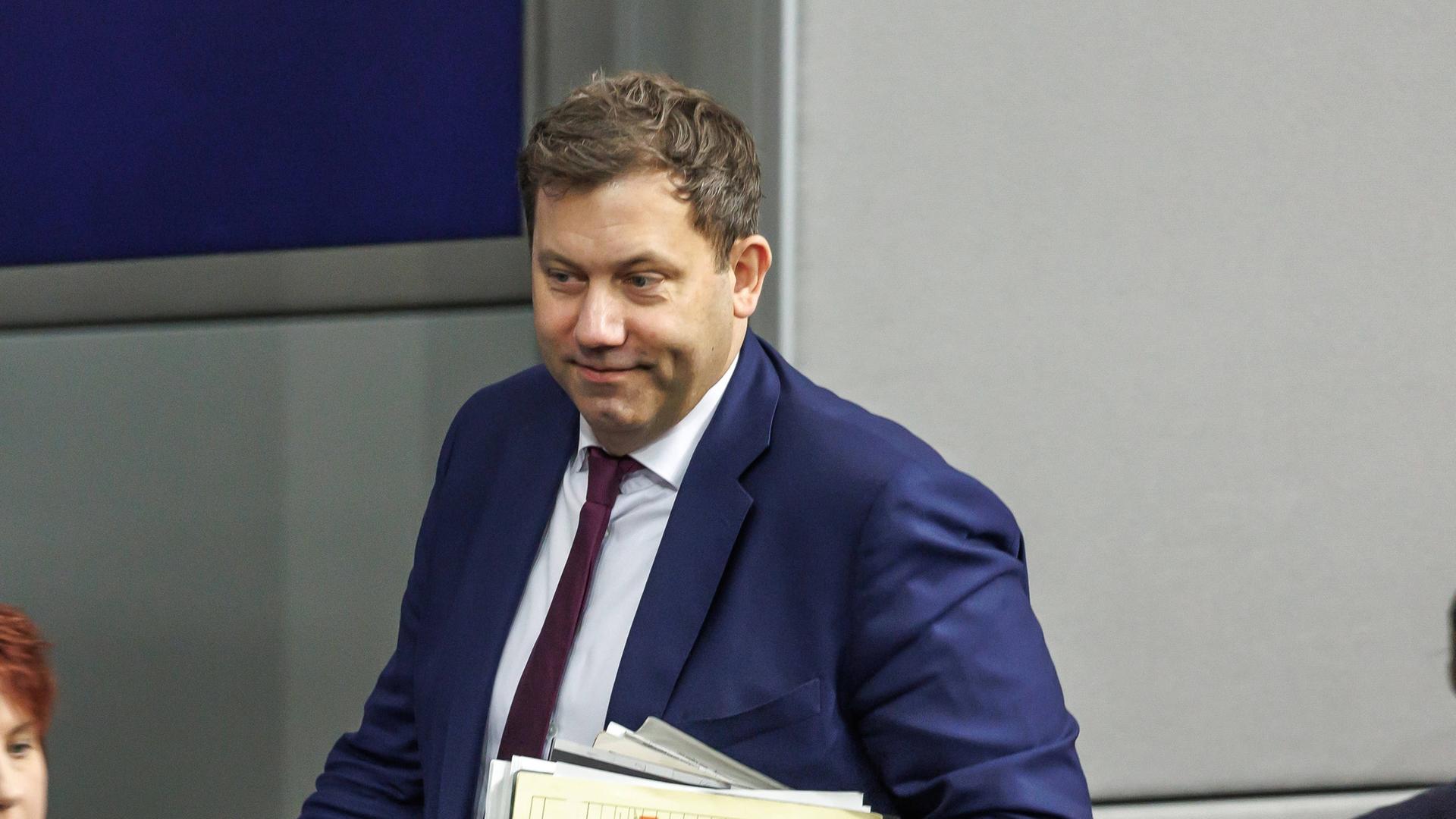 Lars Klingbeil (SPD), Bundesfinanzminister, bei der Plenarsitzung im Deutschen Bundestag am 5.12.25 in Berlin Lars Klingbeil (SPD), Bundesfinanzminister, bei der Plenarsitzung im Deutschen Bundestag am 5.12.25 in Berlin