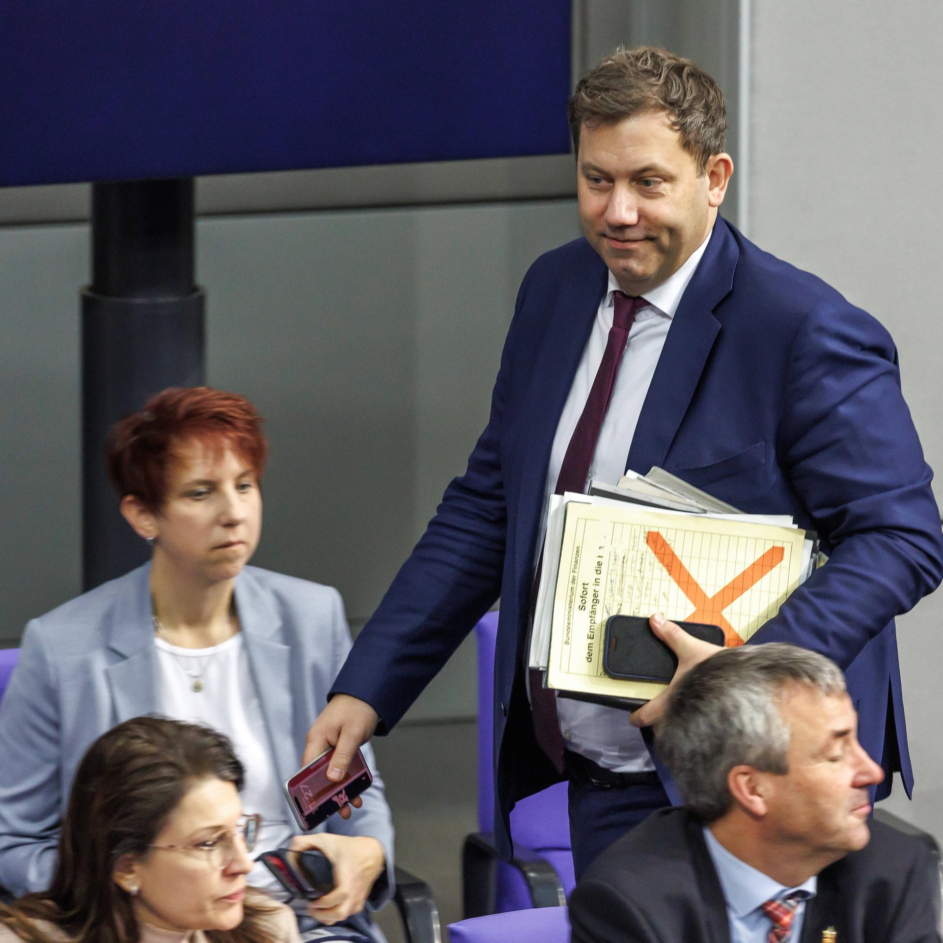 Lars Klingbeil (SPD), Bundesfinanzminister, bei der Plenarsitzung im Deutschen Bundestag am 5.12.25 in Berlin