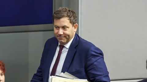 Lars Klingbeil (SPD), Bundesfinanzminister, bei der Plenarsitzung im Deutschen Bundestag