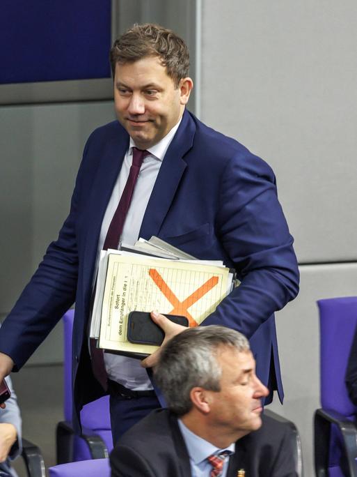 Lars Klingbeil (SPD), Bundesfinanzminister, bei der Plenarsitzung im Deutschen Bundestag am 5.12.25 in Berlin Lars Klingbeil (SPD), Bundesfinanzminister, bei der Plenarsitzung im Deutschen Bundestag am 5.12.25 in Berlin