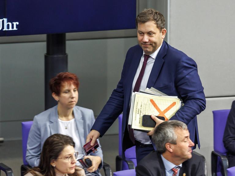 Lars Klingbeil (SPD), Bundesfinanzminister, bei der Plenarsitzung im Deutschen Bundestag am 5.12.25 in Berlin Lars Klingbeil (SPD), Bundesfinanzminister, bei der Plenarsitzung im Deutschen Bundestag am 5.12.25 in Berlin