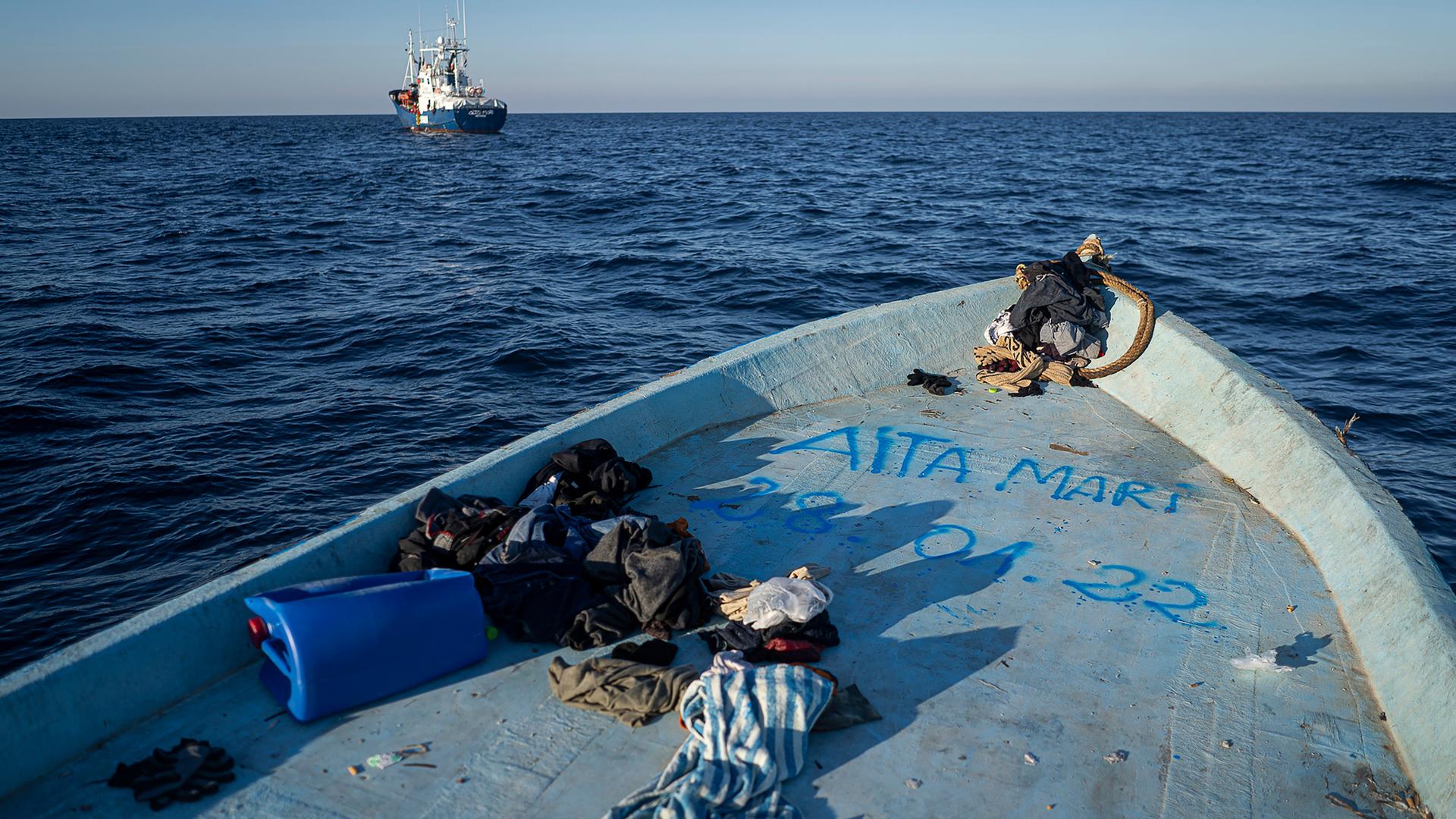 Ein verlassenes Flüchtlingsboot vor der libyschen Küste am 28.1.2022
