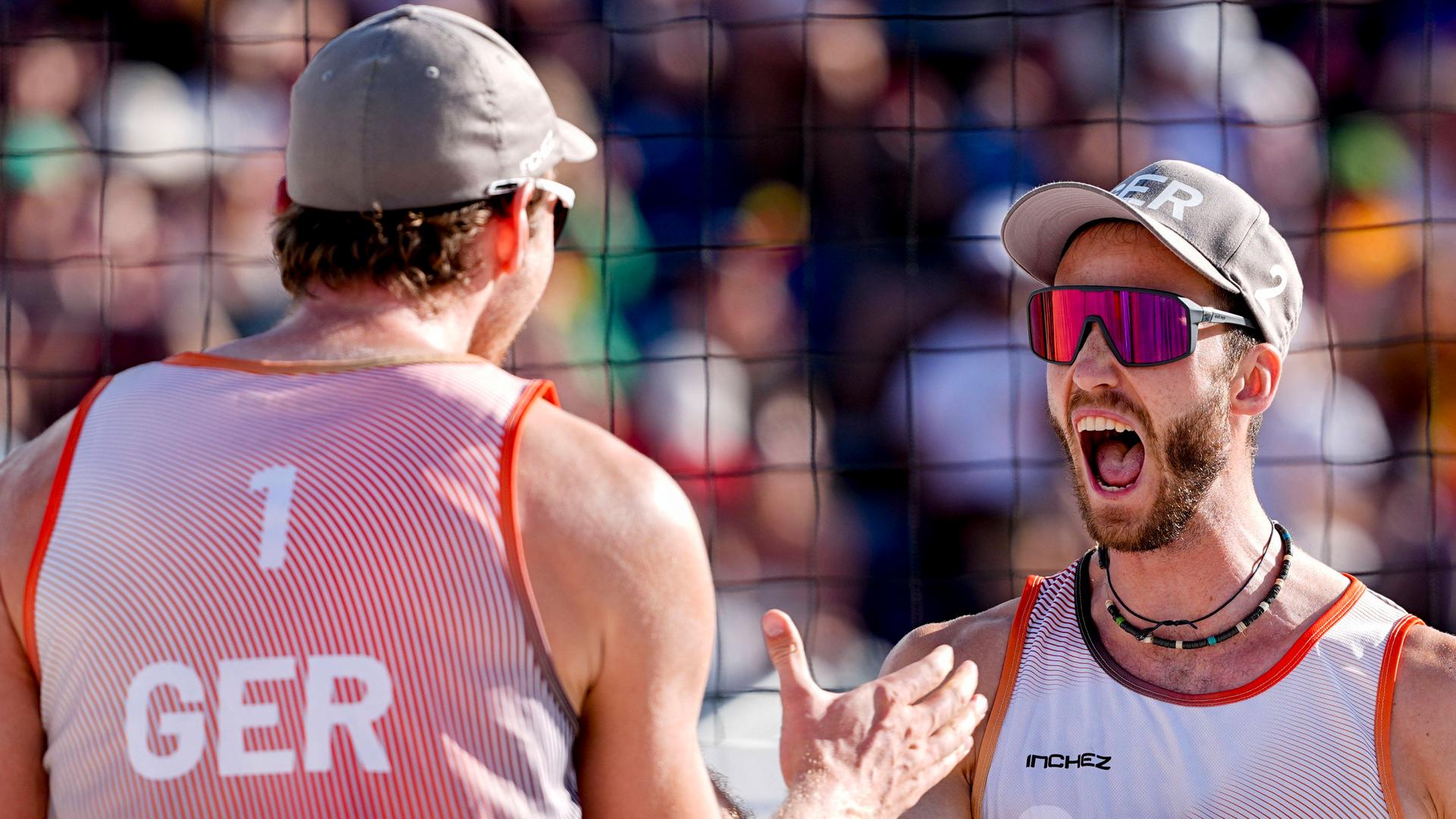 Die deutschen Beachvolleyballer Nils Ehlers (l.) und Clemens Wickler freuen sich über den Finaleinzug. Die deutschen Beachvolleyballer Nils Ehlers (l.) und Clemens Wickler freuen sich über den Finaleinzug.