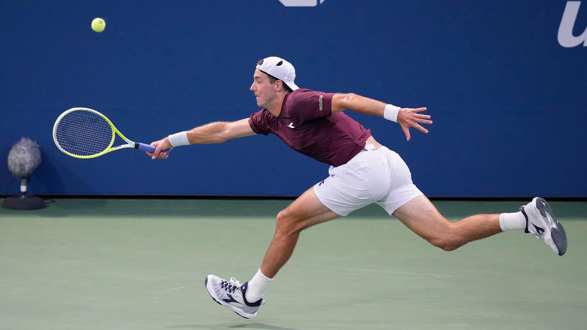 Jan-Lennard Struff in Aktion bei der ATP-Tour. Jan-Lennard Struff in Aktion bei der ATP-Tour.