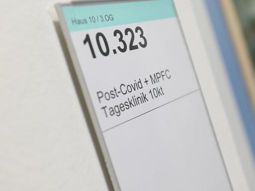 Auf einem Schild an einem Krankenhauszimmer steht Haus 10 / 3 OG, groß 10.323, Post-Covid + MFPC-Tagesklinik Auf einem Schild an einem Krankenhauszimmer steht Haus 10 / 3 OG, groß 10.323, Post-Covid + MFPC-Tagesklinik