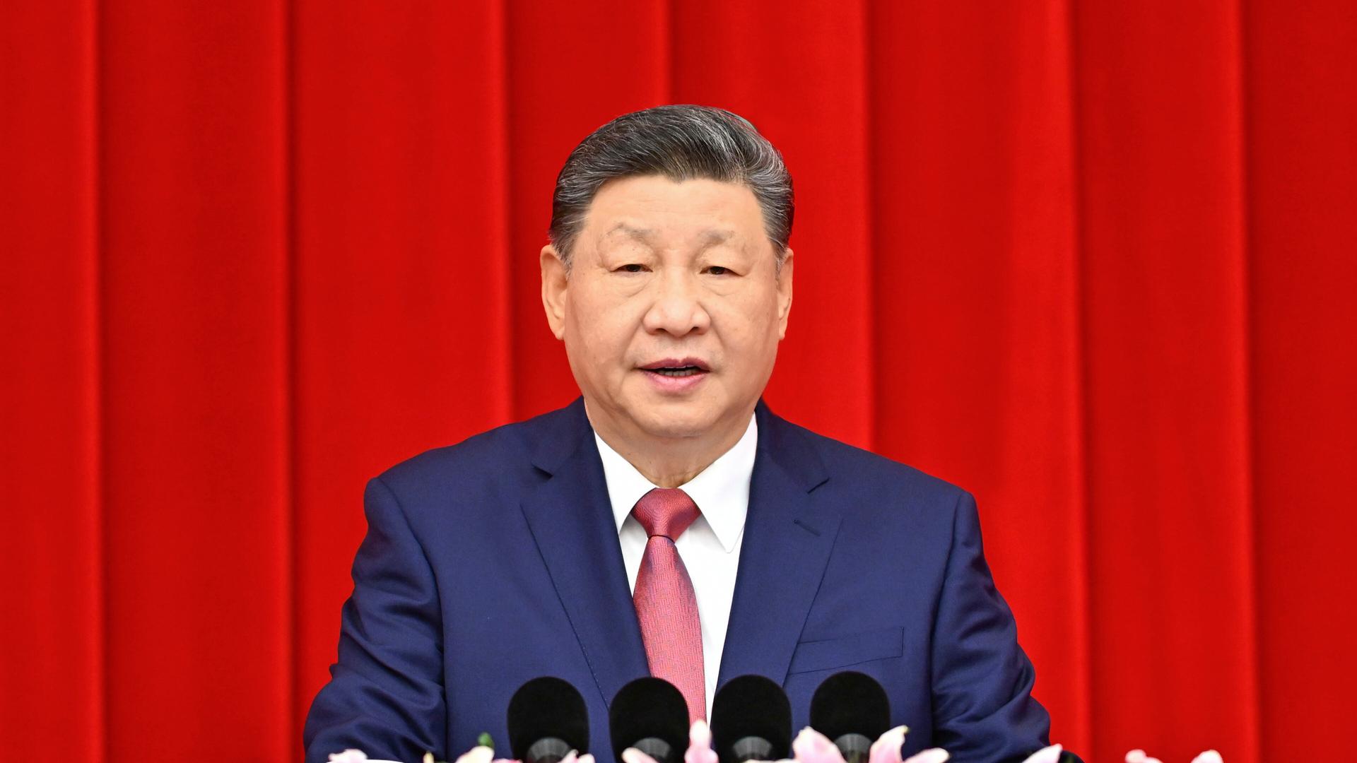 Das Bild zeigt den chinesischen Staats- und Parteichef Xi Jinping bei seiner Neujahrsansprache am 31.12.2025