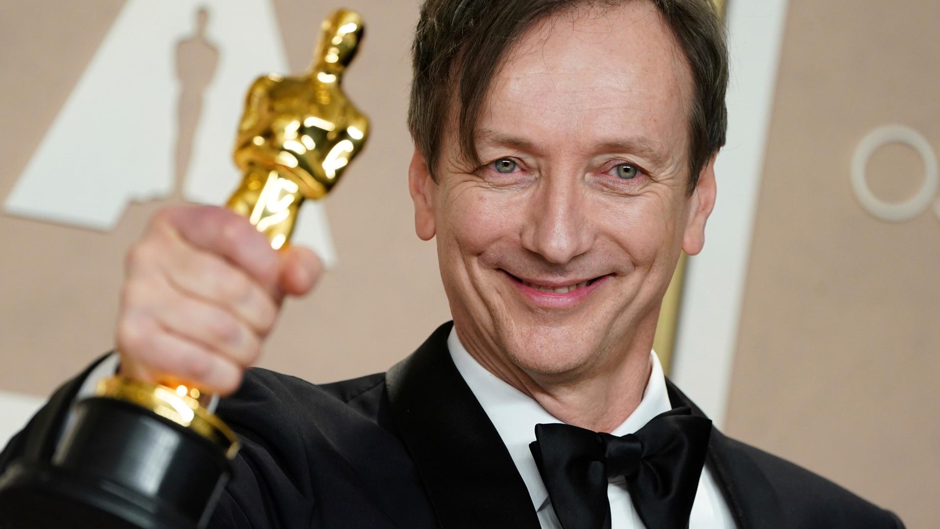 Volker Bertelmann hält nach der Oscar-Verleihung im März 2023 seinen Preis für die beste Filmmusik in der Hand.