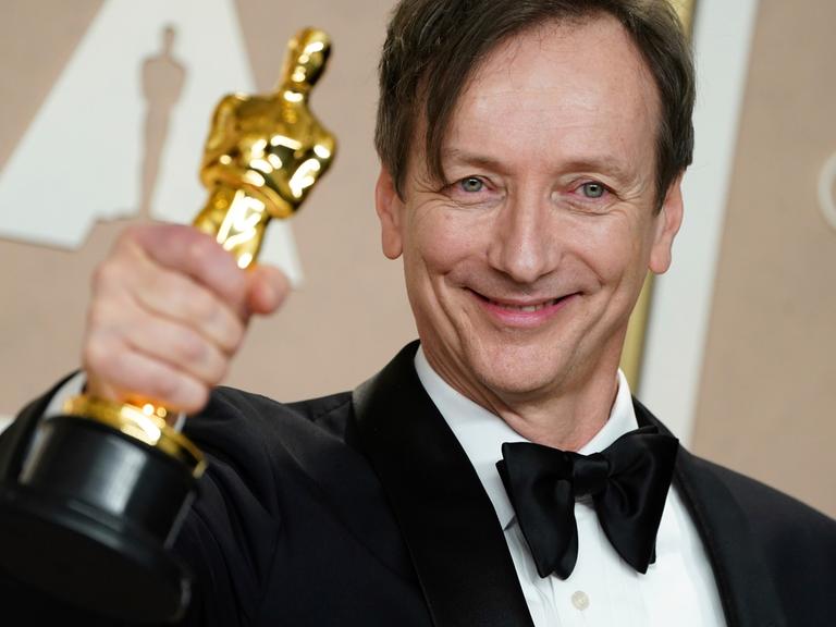 Volker Bertelmann hält nach der Oscar-Verleihung im März 2023 seinen Preis für die beste Filmmusik in der Hand.