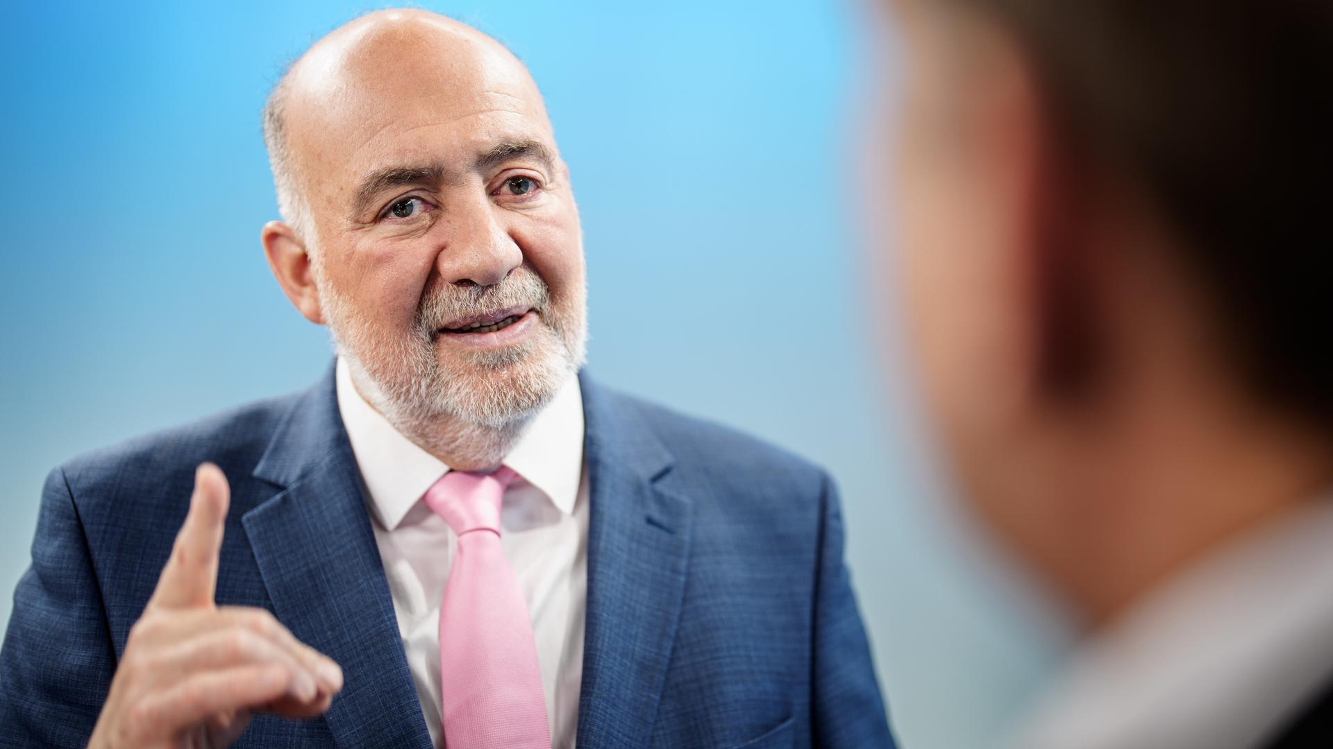 Der israelische Botschafter in Deutschland, Ron Prosor, hebt bei einem Interview den rechten Zeigefinger in die Höhe.