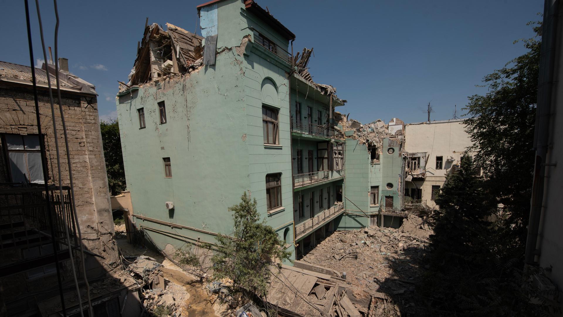 Ein bei einem russischen Drohnenangriff zerstörtes Wohnhaus in Odessa in der Ukraine.