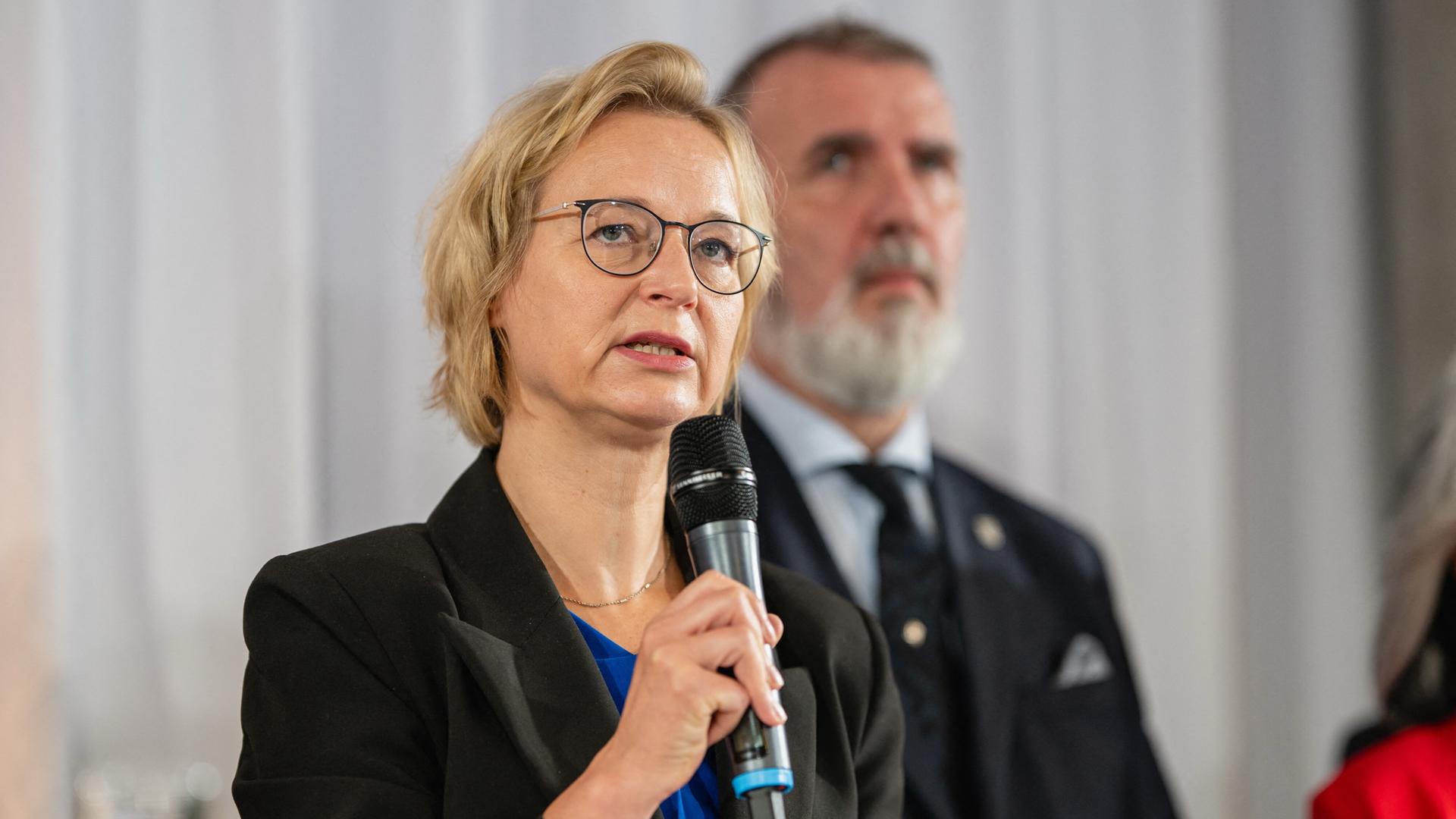 Die bisherige Landesvorsitzende des BSW Thüringen und Finanzministerin, Katja Wolf, spricht bei einer Pressekonferenz. Die bisherige Landesvorsitzende des BSW Thüringen und Finanzministerin, Katja Wolf, spricht bei einer Pressekonferenz.