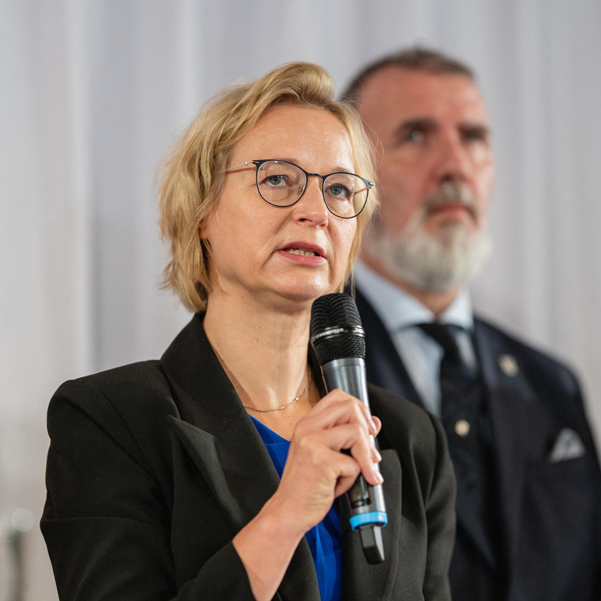 Die bisherige Landesvorsitzende des BSW Thüringen und Finanzministerin, Katja Wolf spricht bei einer Pressekonferenz. 