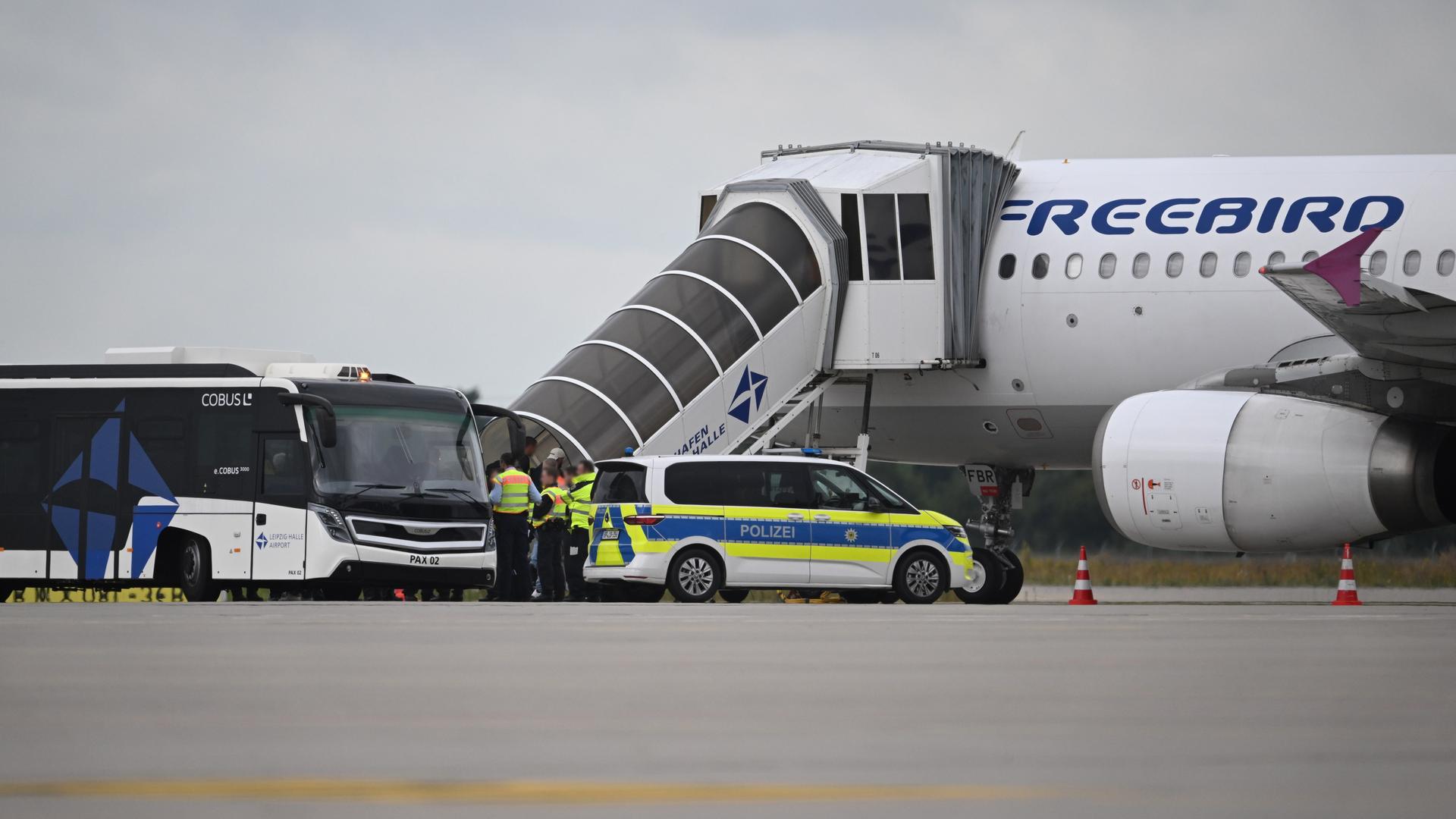 Schkeuditz: Menschen steigen am Flughafen Leipzig/Halle in ein Flugzeug.