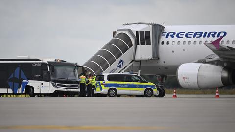 Schkeuditz: Menschen steigen am Flughafen Leipzig/Halle in ein Flugzeug.