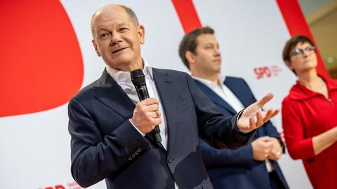 Bundeskanzler Olaf Scholz (SPD, l-r) steht neben den SPD-Bundesvorsitzenden Lars Klingbeil und Saskia Esken bei einer Pressekonferenz im Willy-Brandt Haus. 