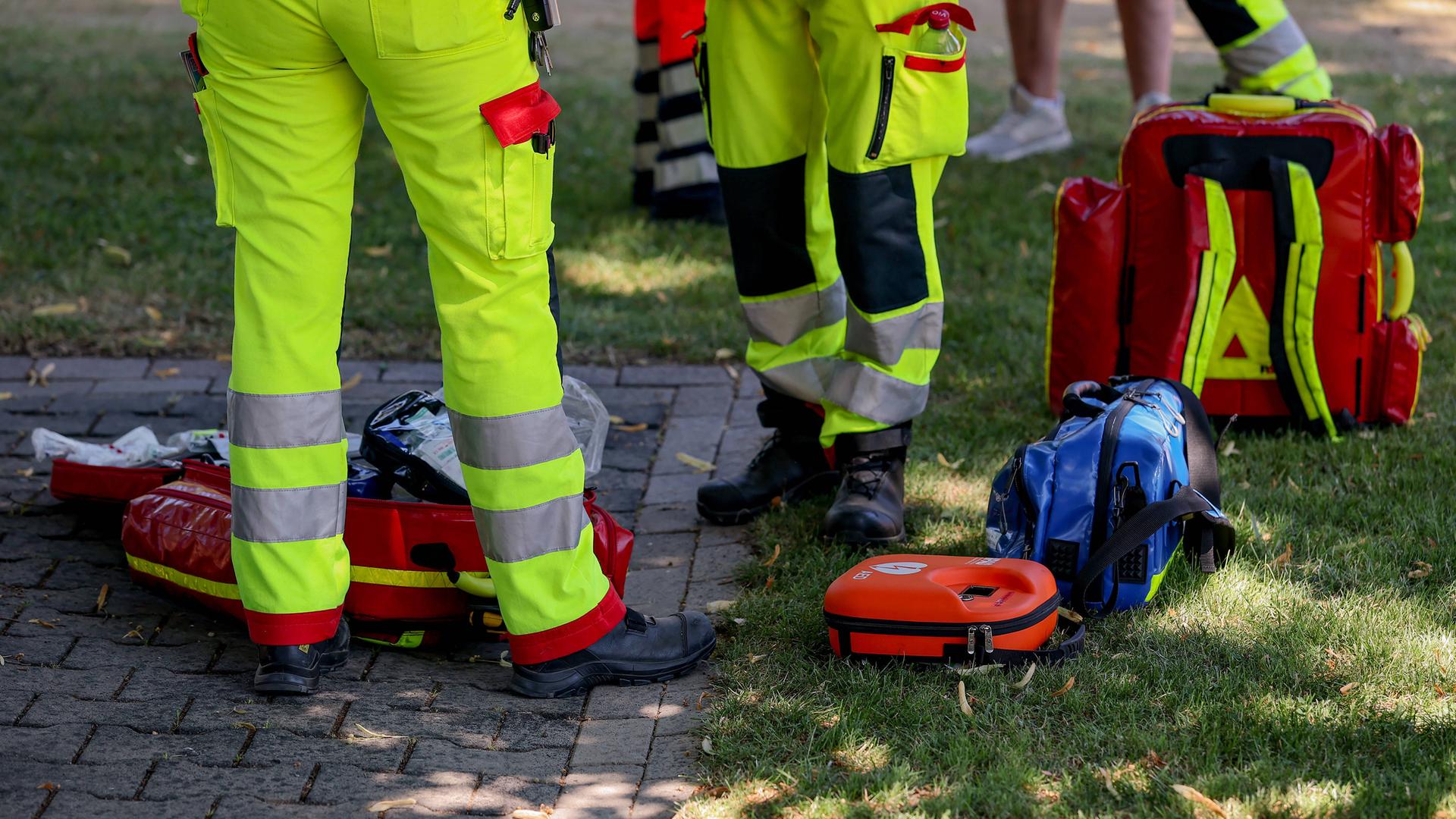 Rettungssanitäter sind in einem Park im Einsatz. Die Beine und Versorgungsmaterial sind fotografiert. Rettungssanitäter sind in einem Park im Einsatz. Die Beine und Versorgungsmaterial sind fotografiert.