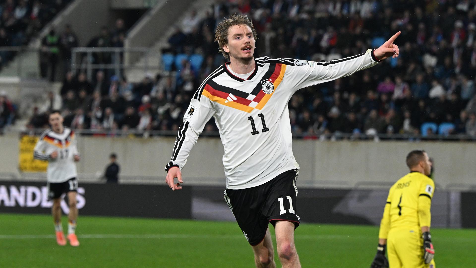 Nick Woltemade jubelt nach seinem Treffer zum 0:2.