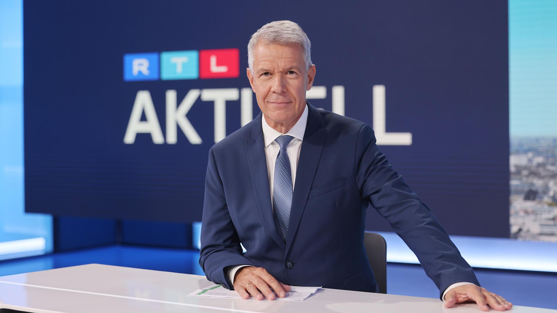Nachrichtenmoderator Peter Kloeppel sitzt im August 2022 im "RTL Aktuell"-Studio.