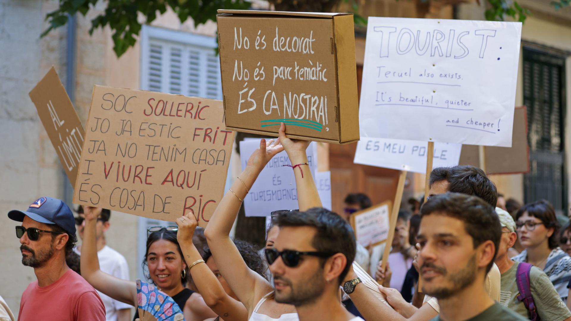 Demonstranten nehmen an an einem Protest gegen die Auswirkungen des Massentourismus auf Mallorca teil. 