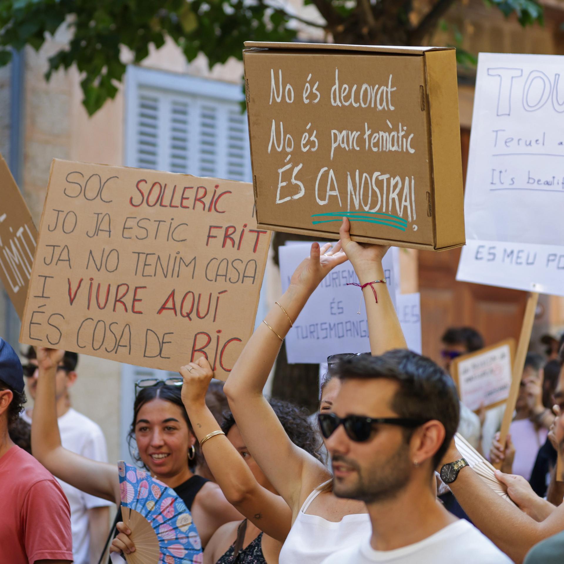 Demonstranten nehmen an an einem Protest gegen die Auswirkungen des Massentourismus auf Mallorca teil. 