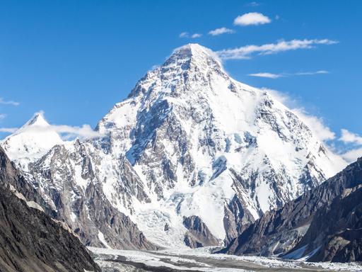 Blick auf den K2 in Pakistan an einem Sommertag mit klarem Wetter.