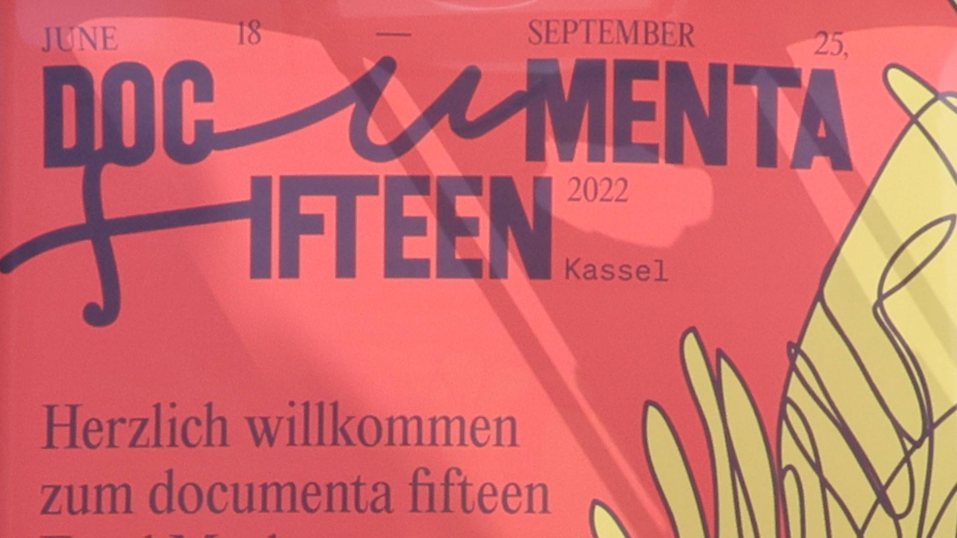 Ein roter Banner mit den Daten der documenta 15 aus dem Jahr 2022