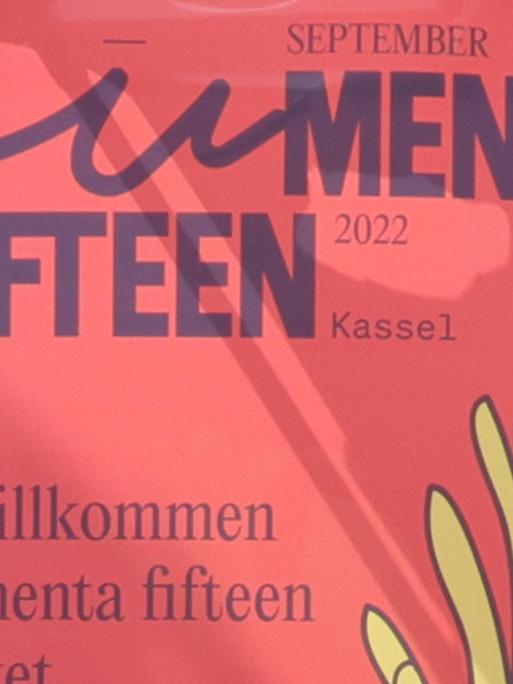 Ein roter Banner mit den Daten der documenta 15 aus dem Jahr 2022