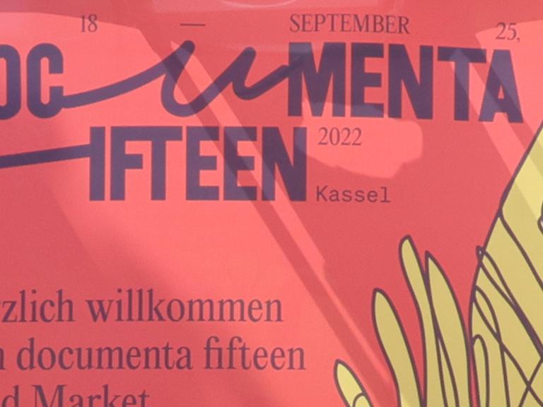 Ein roter Banner mit den Daten der documenta 15 aus dem Jahr 2022