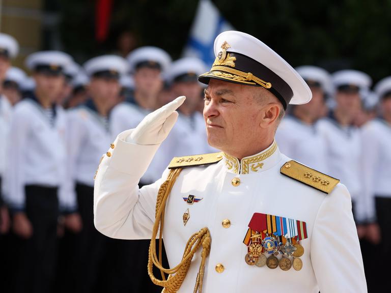 Viktor Sokolow, Oberkommandeur der russischen Schwarzmeerflotte, salutiert.