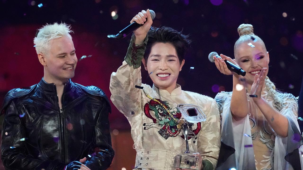 Der Gewinner der Intervision, der vietnamesische Sänger Duc Phuc, zwischen Shaman aus Russland und Nastya Kravchenko aus Belarus 