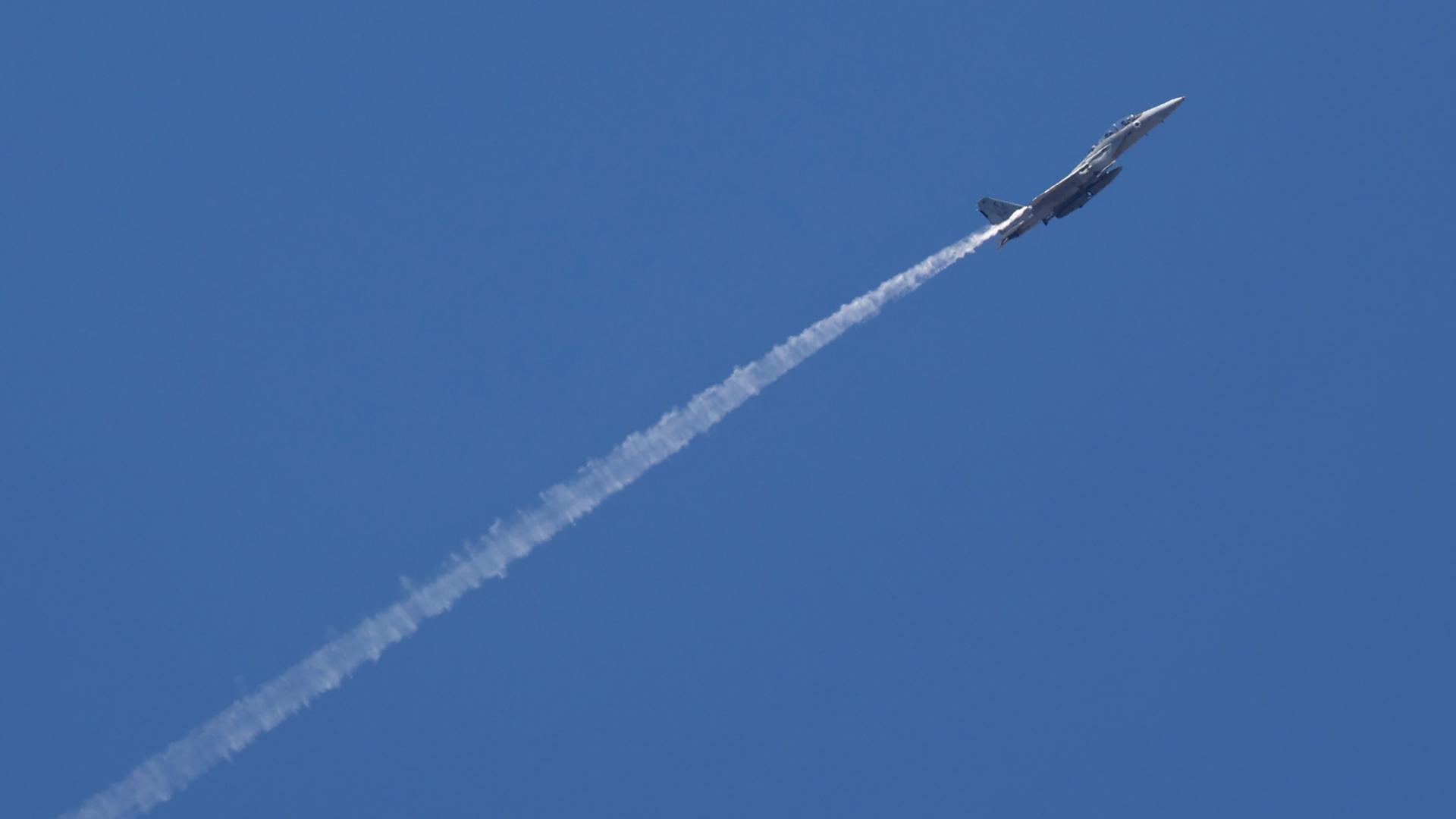 Ein israelischer Kampfjet vor blauem Himmel. Ein israelischer Kampfjet vor blauem Himmel.