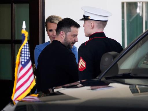 Der ukrainische Präsident Wolodymir Selenskyj steigt vor dem Weißen Haus ins Auto.