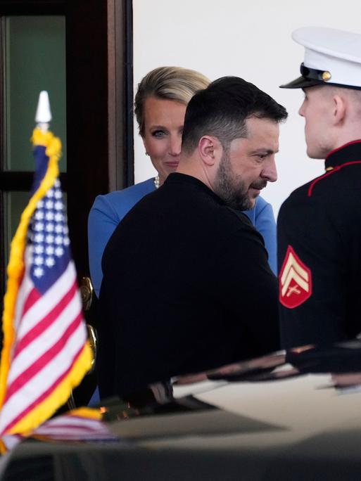 Der ukrainische Präsident Wolodymir Selenskyj steigt vor dem Weißen Haus ins Auto.