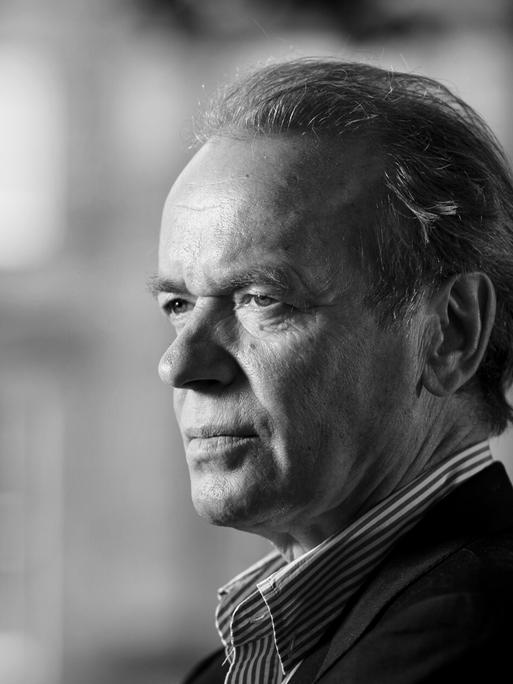 Porträtbild des britischen Schriftstellers Martin Amis von der Seite. 