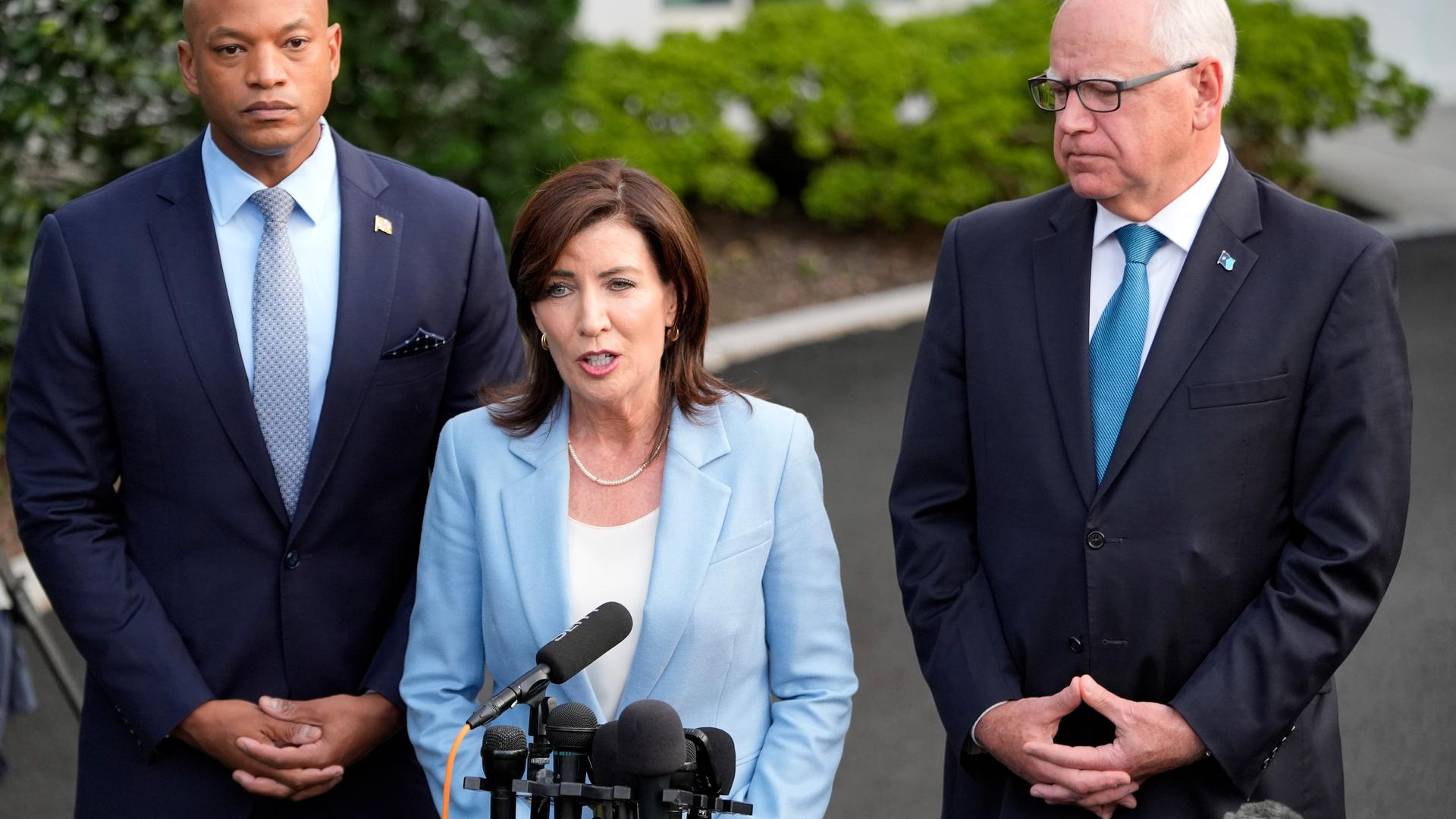 Die New Yorker Gouverneurin Kathy Hochul spricht zu Reportern nach einem Treffen mit Präsident Joe Biden, während der Gouverneur von Maryland, Wes Moore, und der Gouverneur von Minnesota, Tim Walz, zuhören. 